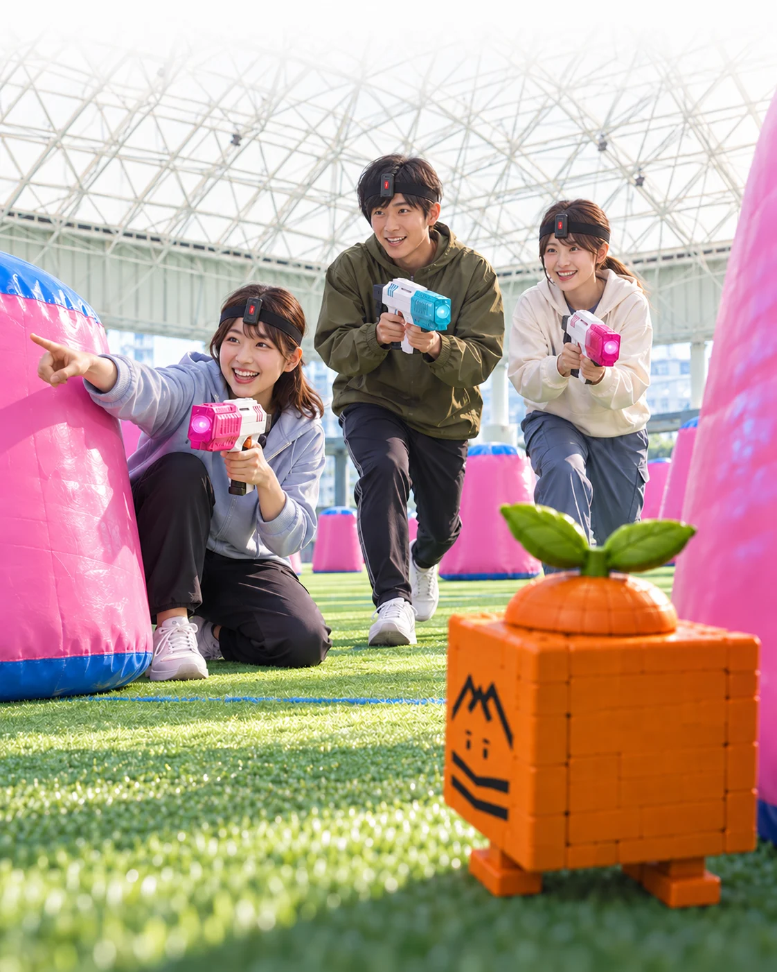 3人で声を掛け合うプレイヤーを、手前のミカノタネが見つめている