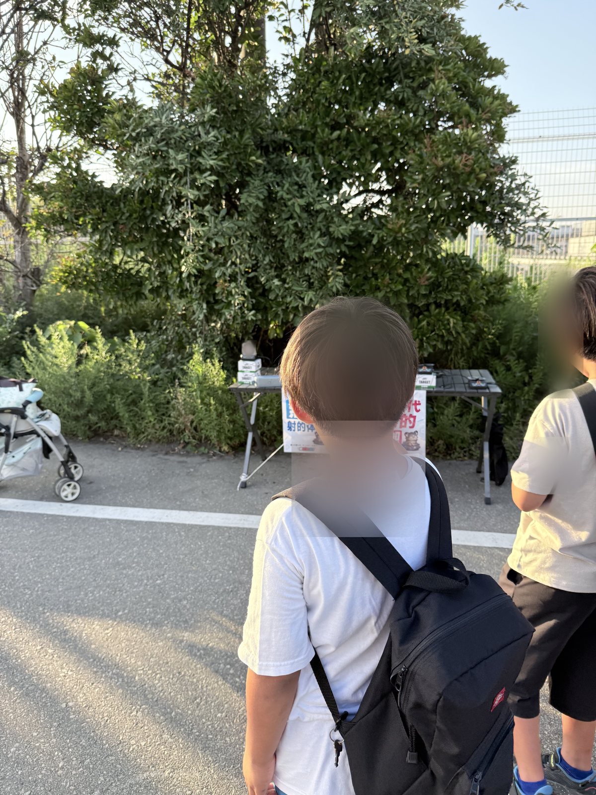 立て看板の前で足を止める来場者