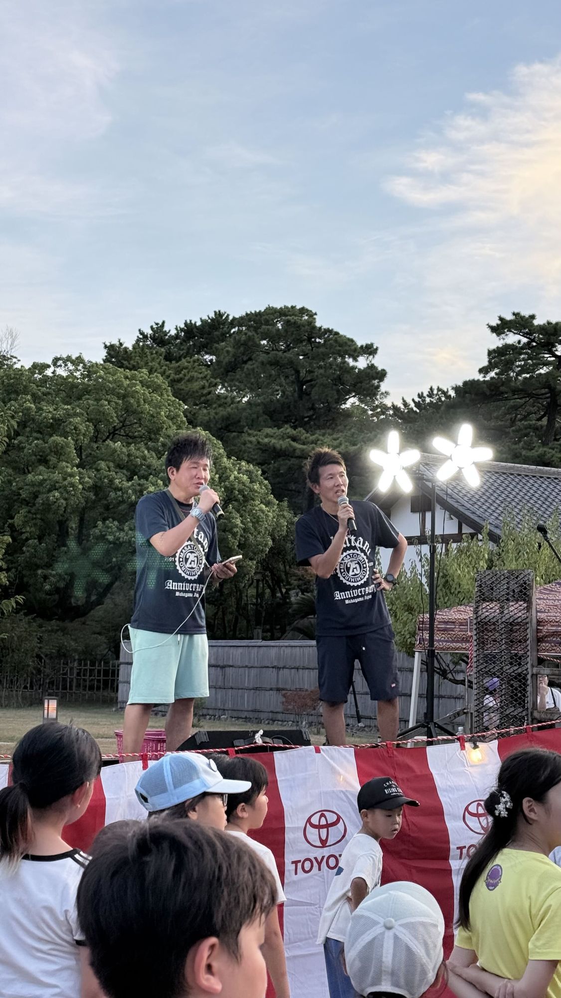 25周年の記念Tシャツを着てステージに立つすみたにのお二人