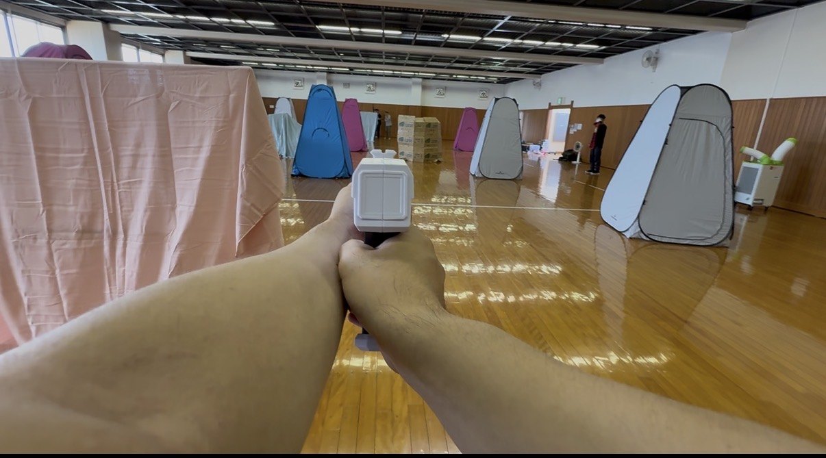 体育館に立てたテントを障害物にして進む