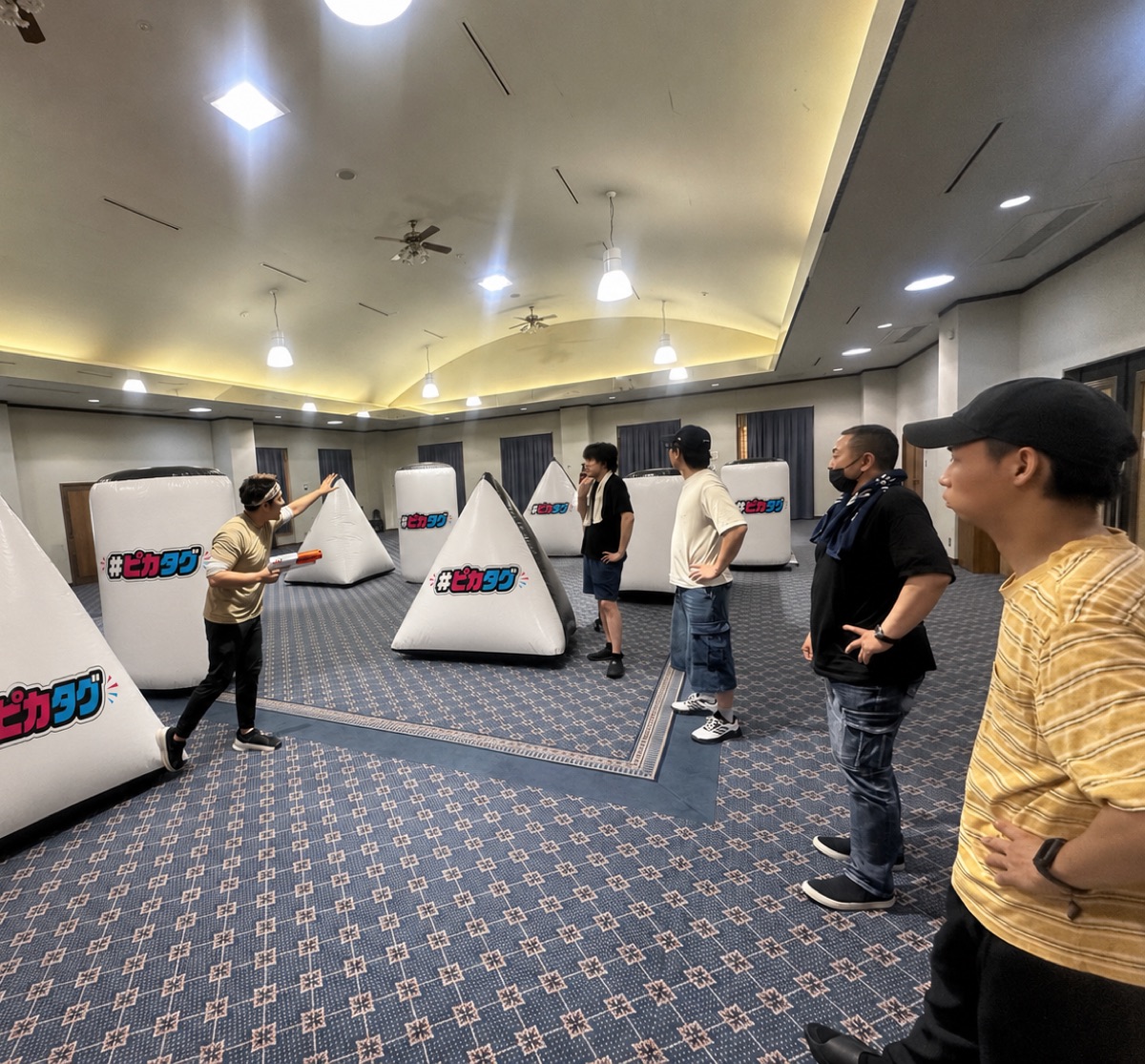 屋内会場に専用の障害物を設営した#ピカタグの検証イベント会場