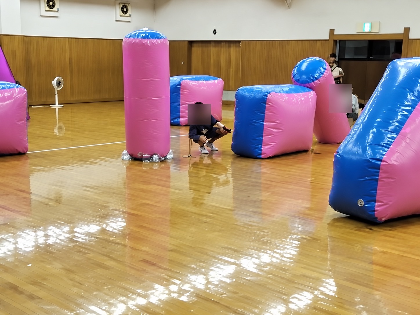 ピンクと青のエアバンカー4種類を体育館に並べて競技している実際の様子（2026年9月）