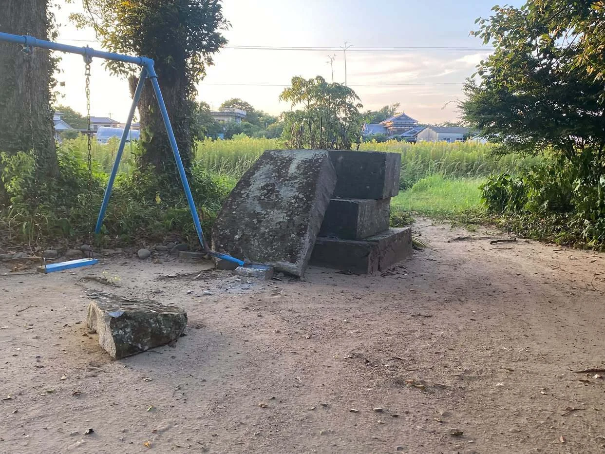 地震で石碑が倒れた遊び場