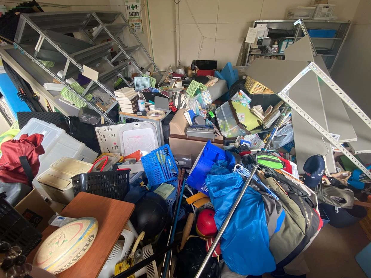 棚が倒れ、物が散乱する室内